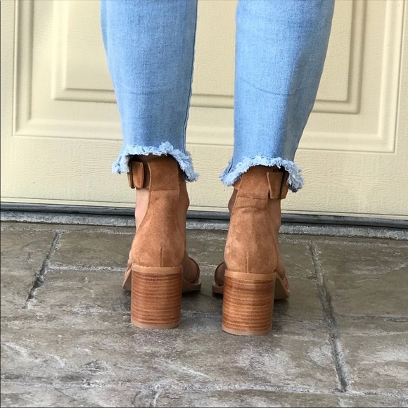 NIB Butter Soft Leather Textured Block Heel Sandal - Picture 4 of 6